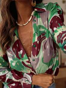 Camisa con botones de mujer elegante y casual con estampado floral y de hojas en toda la prenda, para vacaciones y uso en casa - Verde y rojo - Ver 1