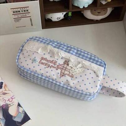 1 件。蕾丝格纹铅笔盒。可爱卡通高性价比文具包。大容量学生铅笔盒。学生文具，返校季必备。