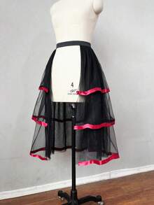 1 chiếc váy voan dài ngang gối màu đen và đỏ phối nhiều lớp có thể tháo rời dành cho cô dâu, gồm 5 lớp lưới và 3 lớp ruy băng. - Nhiều màu - Xem 2