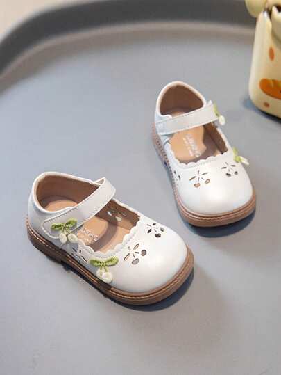 1 đôi giày bệt nữ họa tiết hoa thêu rỗng dễ thương, thoải mái, mềm mại, kiểu giày công chúa phù hợp cho bé gái đi học hàng ngày.