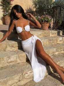 Bộ bikini 3 mảnh màu trắng dành cho nữ, kiểu dáng thanh lịch, xếp ly, thắt dây bện, trang trí khóa kim loại hình vỏ sò, kèm áo khoác lưới xẻ cao, thích hợp cho kỳ nghỉ biển mùa xuân/hè, tiệc bể bơi và các buổi tiệc tùng thời trang. - trắng - Xem 1
