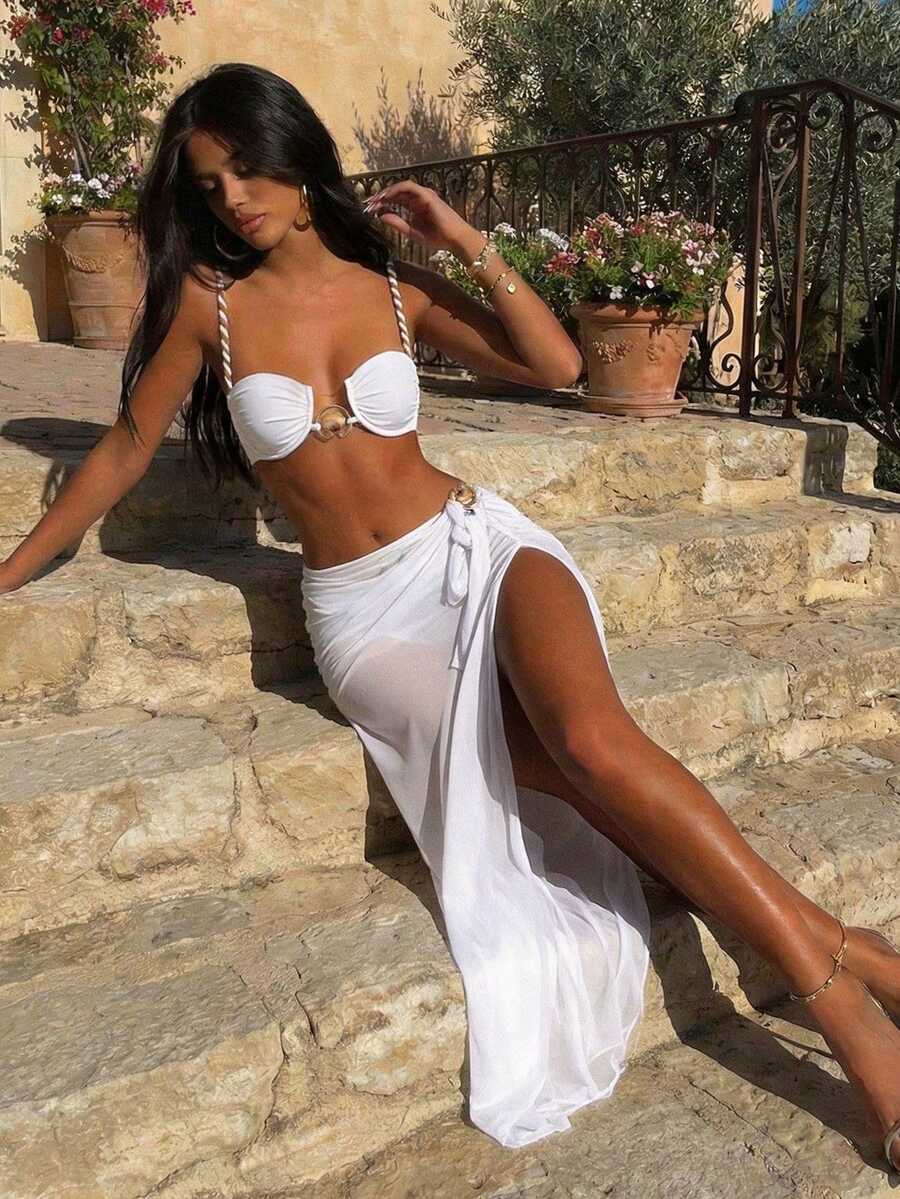 Bộ bikini 3 mảnh màu trắng dành cho nữ, kiểu dáng thanh lịch, xếp ly, thắt dây bện, trang trí khóa kim loại hình vỏ sò, kèm áo khoác lưới xẻ cao, thích hợp cho kỳ nghỉ biển mùa xuân/hè, tiệc bể bơi và các buổi tiệc tùng thời trang. - trắng - Xem 1