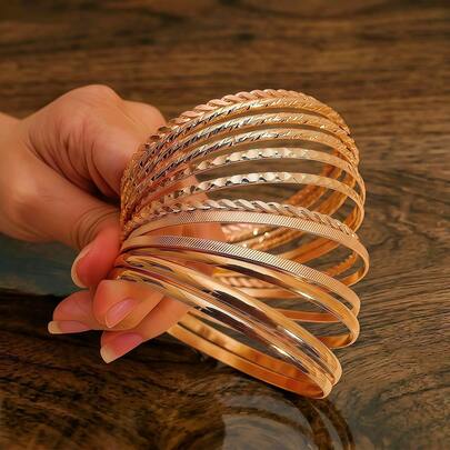 Bộ 12 vòng tay mạ vàng nhiều lớp, thiết kế hỗn hợp trơn/khắc/xoắn, vòng tay bản rộng kiểu cổ điển, trang sức nữ xuyên biên giới được ưa chuộng.