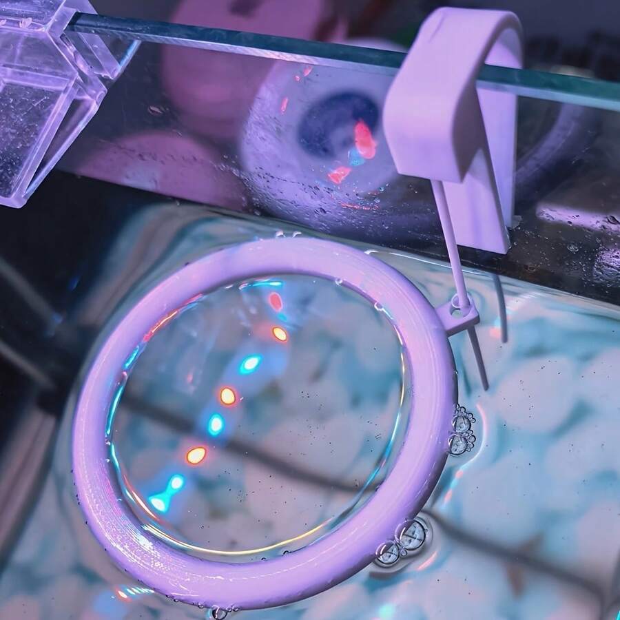 自动漂浮式喂鱼器。水位自动调节，防止水花飞溅。定时喂食装置，保持水质清澈。家用鱼缸必备。