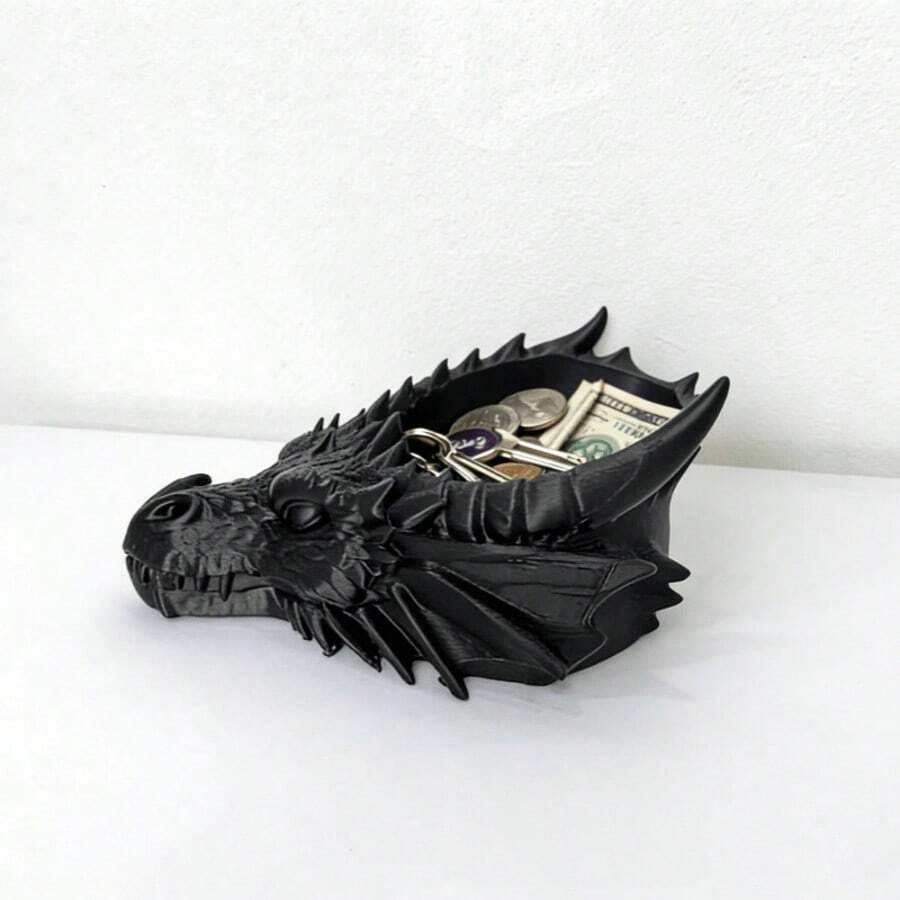 1个哥特式龙头首饰托盘，暗黑系桌面装饰。它既是实用的桌面收纳盒，也是一件酷炫的装饰品，是父亲节礼物或惊喜礼物的完美之选。首饰托盘