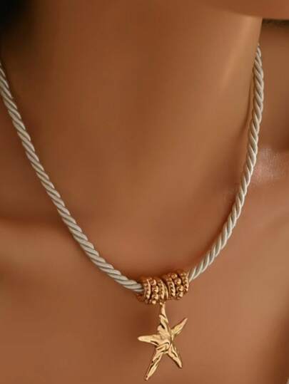 一款简约优雅的女士吊坠项链，复古波西米亚风金色海星螺旋太阳吊坠，搭配白色粗绳编织锁骨链，适合全年日常佩戴，休闲、海滩度假、派对等场合皆宜，是一款百搭配饰。