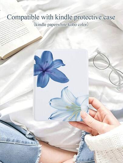 简约蓝色芙蓉花印花 Kindle 保护套，适用于 Kindle NK 11/Reader/Kindle Paperwhite 5/Kindle 2024，轻巧平板电脑三折支架保护套，带自动唤醒/睡眠功能，完美保护您的阅读设备，送给孩子/家人的理想礼物