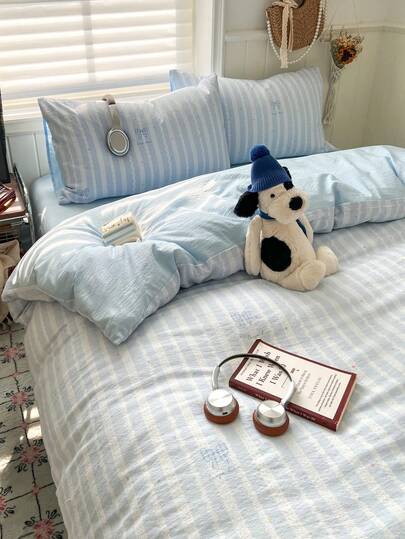 Bộ ga trải giường 4 món màu xanh nhạt kẻ sọc, kiểu dáng tối giản Hàn Quốc, mềm mại và bông xốp, thoáng khí, thân thiện với da, phù hợp cho mọi mùa, trang trí nhà cửa/phòng ngủ/ký túc xá, mùa xuân/hè/mọi mùa, vật dụng cần thiết để tân trang phòng ngủ, làm quà tặng hoặc sử dụng cá nhân, bao gồm 1 vỏ chăn + 1 ga trải giường + 2 vỏ gối (không bao gồm ruột gối), họa tiết vỏ gối được cắt ngẫu nhiên.