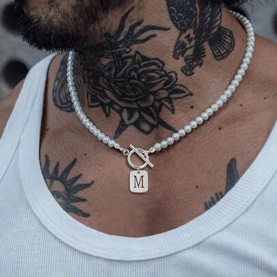 1 chiếc mặt dây chuyền hình chữ nhật mới, mặt dây chuyền chữ cái đầu tên, khóa cài dạng móc, đính ngọc trai giả, dành cho nam giới.