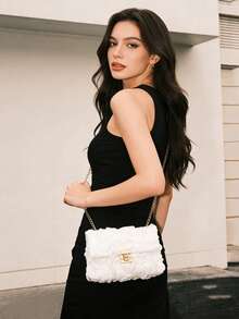 Un elegante bolso de hombro con decoración de rosa 3D, con correa de cadena de metal, acentos de encaje delicado, el accesorio perfecto para reuniones de mujeres. Este bolso multifuncional se puede usar como un clutch de noche o bolso de fiesta. - Multicolor - Ver 1