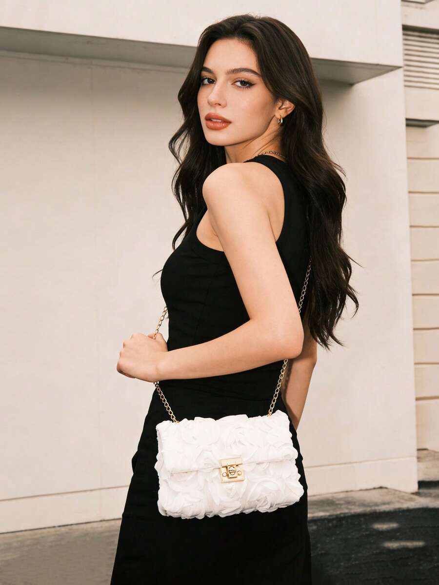 Un elegante bolso de hombro con decoración de rosa 3D, con correa de cadena de metal, acentos de encaje delicado, el accesorio perfecto para reuniones de mujeres. Este bolso multifuncional se puede usar como un clutch de noche o bolso de fiesta. - Multicolor - Ver 1