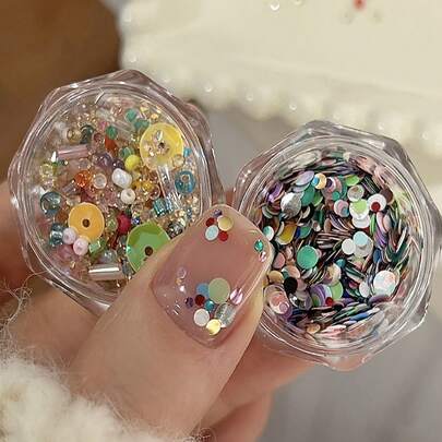 一盒混合彩色圆形亮片和珠子美甲装饰，夏季甜美风3D美甲饰品，多种尺寸闪亮亮片，DIY美甲配件，美甲沙龙及居家使用美甲用品，春夏时尚美甲装饰