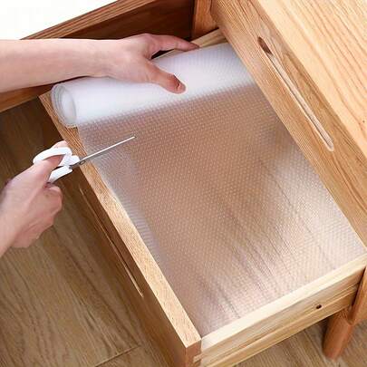 Một cuộn thảm chống trượt nhỏ, kích thước 11,8 inch * 59 inch, lót tủ chống thấm nước EVA, bán trong suốt và không dính, dễ cắt. Thích hợp sử dụng làm lót kệ trong tủ, tủ lạnh, bàn, kệ bếp và nhiều nơi khác. (11,8 inch * 59 inch)