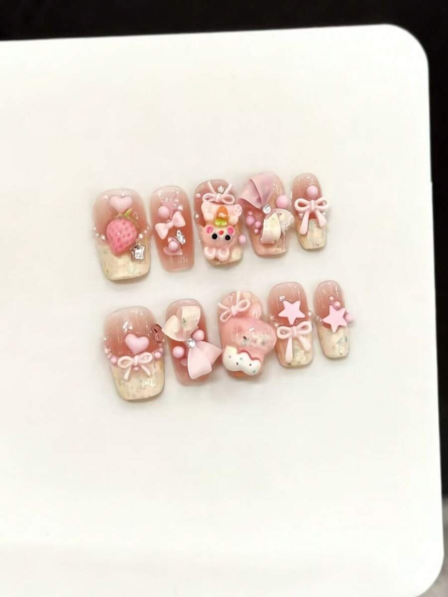 10片方形手工美甲贴纸，适合派对和日常佩戴，“小熊乐园”粉色卡通图案，可爱温柔的白色方形美甲贴纸，易于佩戴。10片Y2K风格手工美甲贴纸，适合女士节日、派对、音乐节和日常佩戴，也是情人节和母亲节的礼物之选。按压式美甲贴纸。