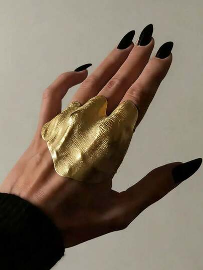 Tsnamer 这款复古风格的活动式戒指，设计现代而精致，是送给女性的完美日常珠宝礼物，也是出席盛大晚宴或派对的理想之选。