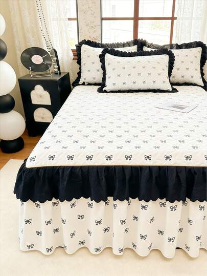 1件黑白蕾丝蝴蝶结印花绗缝床裙（1条床裙），舒适防滑床上用品套装，适用于卧室和客房，可机洗，四季皆宜