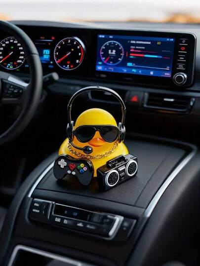 Đồ trang trí bảng điều khiển trung tâm hình vịt vàng gắn trên xe hơi - Vịt vàng cá tính với tai nghe, dây chuyền vàng, loa và tay cầm chơi game - Phụ kiện nội thất xe hơi, đồ trang trí dành cho người đam mê xe hơi.