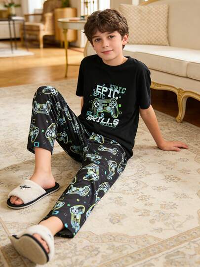 Bộ đồ mặc nhà mùa hè tối giản cho bé trai, áo thun cổ tròn in chữ và hình máy chơi game + quần in họa tiết toàn thân, chất liệu thoải mái, thích hợp mặc ở nhà.