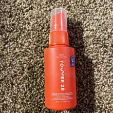 Sephora 美妝塔組合套裝，包含 28 支 ShineOn 保濕唇凍亮澤唇彩 1.36ml + SOS 日常救援舒緩面部噴霧 60ml，全方位唇部彩妝與肌膚護理噴霧便攜式化妝禮盒，適用於日常使用與送禮 - Facial Spray 60ml + Lip Jelly in Shade Pistachio 1.36ml - 查看 3
