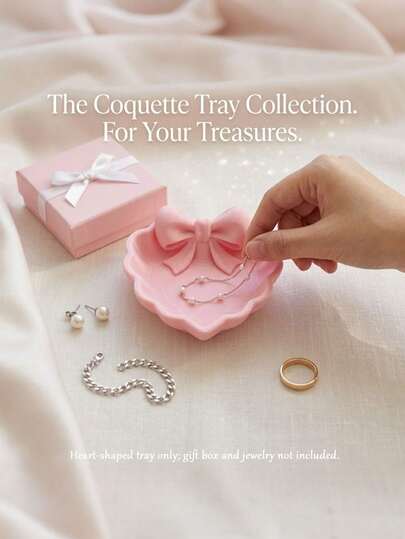 这款心形首饰托盘饰有蝴蝶结，采用3D打印技术制作，适合放置于梳妆台、洗手台或用于收纳首饰。它既是家居装饰的理想之选，也是办公桌和首饰托盘的完美搭档。