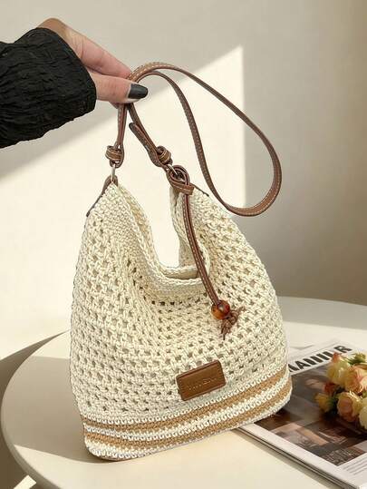 1 chiếc túi đeo chéo dài cho nữ, nhẹ và tiện dụng, thiết kế tối giản, chất liệu vải màu be, lớp lót polyester, phù hợp cho sử dụng hàng ngày và du lịch.