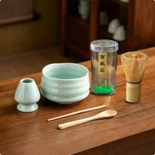 一套日式抹茶茶道用具 - 15厘米竹制抹茶筅、竹制茶壶、茶垫等。筅有紫色/金色可选。长柄抹茶搅拌棒，传统茶道用具，适合初学者和抹茶爱好者（含茶杯架）。 - 彩色 - 查看 14