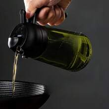 Questa bottiglia spray 2 in 1 da 470 ml combina un beccuccio per olio, un atomizzatore e un imbuto multifunzionale in un prodotto semplice e pratico, adatto per cucinare, bollire, friggere ad aria, cuocere al forno, preparare insalate e grigliare. - Visualizzare 4