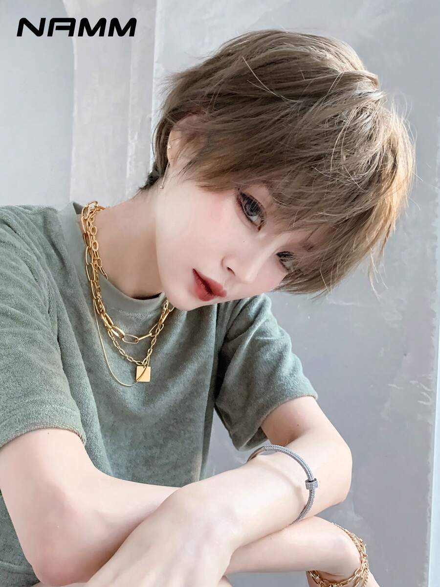 NAMM 10英寸女士棕色精灵短发假发，带刘海，蓬松自然，采用非常柔软的耐热合成纤维制成，全机卷发，适合女孩日常佩戴、音乐节派对、街头装扮、动漫角色扮演或服装搭配（自然层次纹理，轻盈舒适）