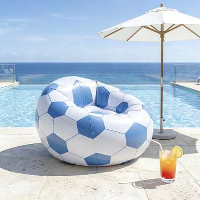 Aufblasbares Outdoor-Sofa, PVC-Material, Eid Al-Adha Geschenk, blaues Fußballmuster Design, ergonomische Kurvenform, weich & bequem, geeignet für Dekorationen der Saudi Professional League, Unterhaltung, Outdoor-Spiele, Schultraining, Hinterhof-Spiele, Eid Al-Adha Familienabend, Outdoor-Sport, Terrasse, Balkon, Pool, Strand, Picknick, Camping, Party, tragbar, faltbar, platzsparend, einfach aufzublasen und zu entleeren, wiederverwendbar