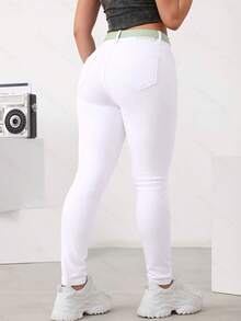 Jeans ajustados básicos de mezclilla basico, elásticos, con efecto levantador de glúteos - Blanco - Ver 4