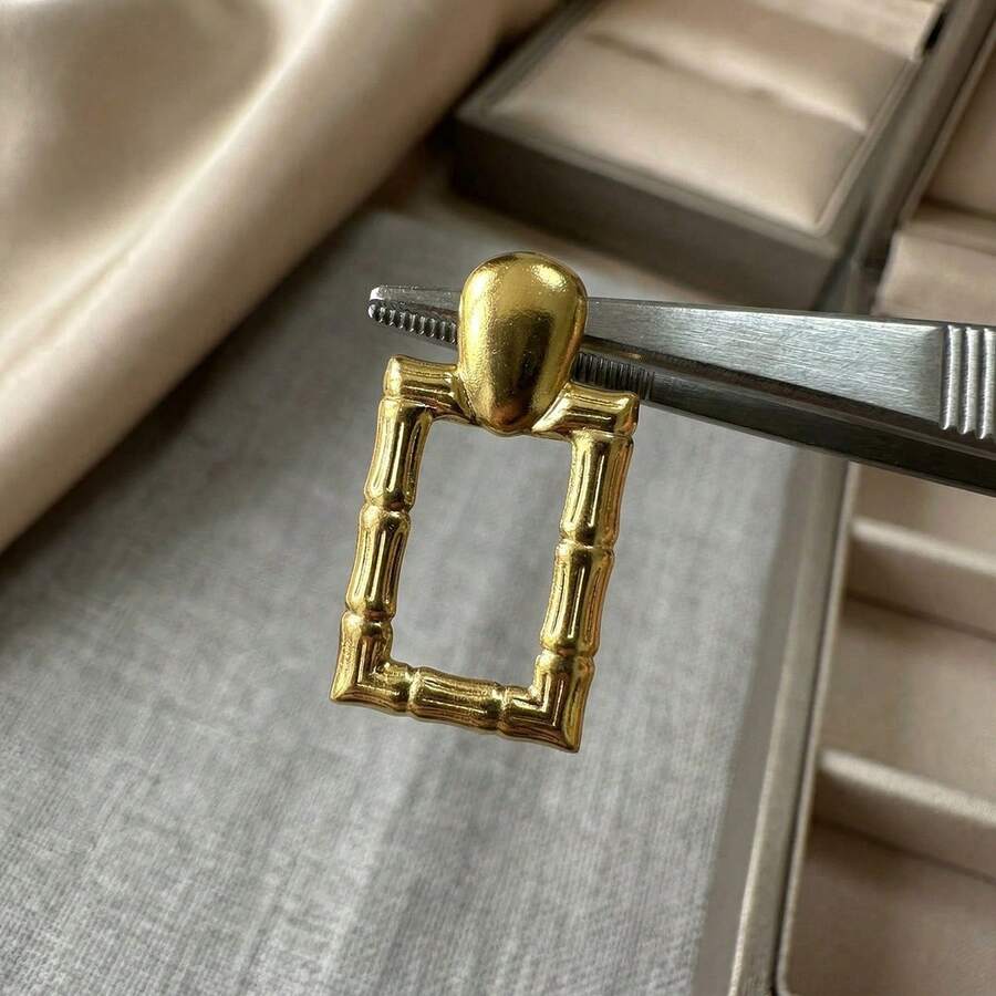 Hoa tai hình học, phong cách tối giản, hoa tai bất đối xứng cá nhân hóa, sang trọng và thanh lịch, đa năng, chất liệu thép không gỉ mạ vàng, thiết kế cao cấp, gợi cảm cho váy dạ hội, trang sức sinh viên, quà tặng Ngày của Mẹ, Ngày Valentine cho nữ, và cả khi đeo hàng ngày. - quảng trường - Xem 1