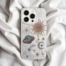 Estilo retro distintivo - Funda para teléfono con diseño artístico de temática espacial (Sol, Luna y Estrellas). Ofrece protección de cobertura total resistente a caídas mediante tecnología IMD avanzada, realzada por una textura de plumas con degradado plateado y un acabado iridiscente grabado a láser. Compatible con iPhone 17/17 Pro Max/16 Pro Max/15 Pro/14 Pro/13 Pro/12 Pro/12/11. - Color 1 - Ver 5