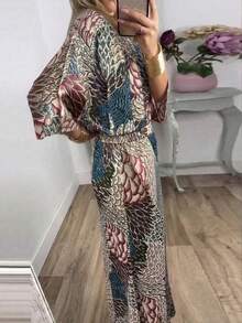 Bộ đồ hai mảnh phong cách Boho thanh lịch dành cho nữ, gồm áo và chân váy in họa tiết hoa cổ điển; một bộ đồ rộng rãi, thoải mái nhưng vẫn thời trang lấy cảm hứng từ phong cách Bohemian; được làm từ chất liệu vải dệt kim co giãn nhẹ, thoải mái khi mặc và là một lựa chọn thời trang đa năng. Mùa hè. - Nhiều màu - Xem 3