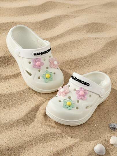 HAHABOBO 新款儿童女童白色3D立体花卉图案拖鞋，时尚百搭可爱优雅休闲EVA材质凉鞋，轻便舒适柔软，适合室内淋浴、居家户外散步旅行沙滩穿着，一脚蹬设计，春夏皆宜。