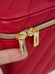 YSL Túi đựng mỹ phẩm Saint Laurent màu đỏ bằng da chần bông, tay cầm phía trên với khóa kéo đôi màu vàng, chất liệu chần bông mềm mại, dung tích lớn đựng được mỹ phẩm và đồ dùng làm đẹp, cấu trúc bền chắc chống bụi, dễ vệ sinh và có thể tái sử dụng, kiểu dáng nhẹ nhàng, tiện lợi, phù hợp cho du lịch, đi làm và sử dụng tại nhà, vẻ ngoài sang trọng và thời trang, món quà lý tưởng cho những người đam mê trang điểm và yêu thích thời trang. - Đỏ - Xem 9