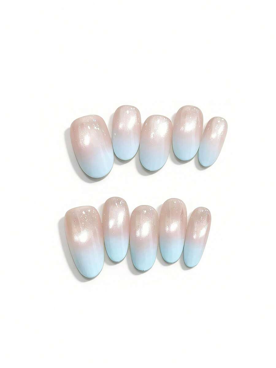 这款10支装唇膏采用梦幻柔和的渐变色调，从闪亮的裸粉色过渡到柔和的天蓝色，并点缀着细腻的银色闪片，散发出纯净性感的韩式时尚气息。高光泽的玻璃质感和中等杏仁形状，打造出流畅纤细的手型，日常百搭，无论是休闲装还是职业装都能轻松驾驭。 - 淺藍色 - 查看 1