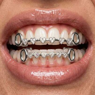 THATBOY 2pcs/Set Love Connection Side Hollowed-Out Grillz Copper Inset 5A Zirconia Hip Hop Jewelry Grillz Cool Pop Party Gift Lady Grillz