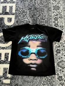 Hellstars Path To Paradise Goggles Portrait Y2K Graphic T-Shirt,180g 100% Cotton,Round Neck Short Sleeve,Black Streetwear Essential For Summer Going Out,Unisex Style Graphic Tee,Funny T Shirts,Gym T Shirt,Summer Tops,Black Tops,Tops For Going Out,Girls Clothes,Boys Tshirt,Tops For Women,Mens Tshirts,Summer Holiday Outfits,Girls Holiday - 黑色 - 查看 6