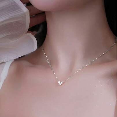 这款简约的S925纯银心形项链，镶嵌多面切割的闪亮宝石，散发着浪漫气息，是女性日常和夏季穿搭的完美之选，也是情人节的理想礼物。