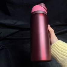 OwaIaDual-Mode 304L Stainless Steel Outdoor Sports Water Bottle - Features A Built-In Straw And Double-Wall Vacuum Insulation, Ideal For Cycling And Outdoor Activities. Designed For One-Handed Operation With A Push-To-Open Lid, This 32 Oz (945 Ml) Bottle Is Perfect For Keeping Water Ice-Cold During Camping Trips. It Is 100% Leak-Proof And Highly Portable, Featuring A Convenient Carrying Loop. Keeps Beverages Cold For 8–12 Hours. Boasting An Exquisite Design And Superior Craftsmanship, It Is Suitable For Travel, School, Camping, Rock Climbing, And Gym Use. (Drinkware / Water Bottles / Insulated Flasks) - Anh đào đen - Xem 5