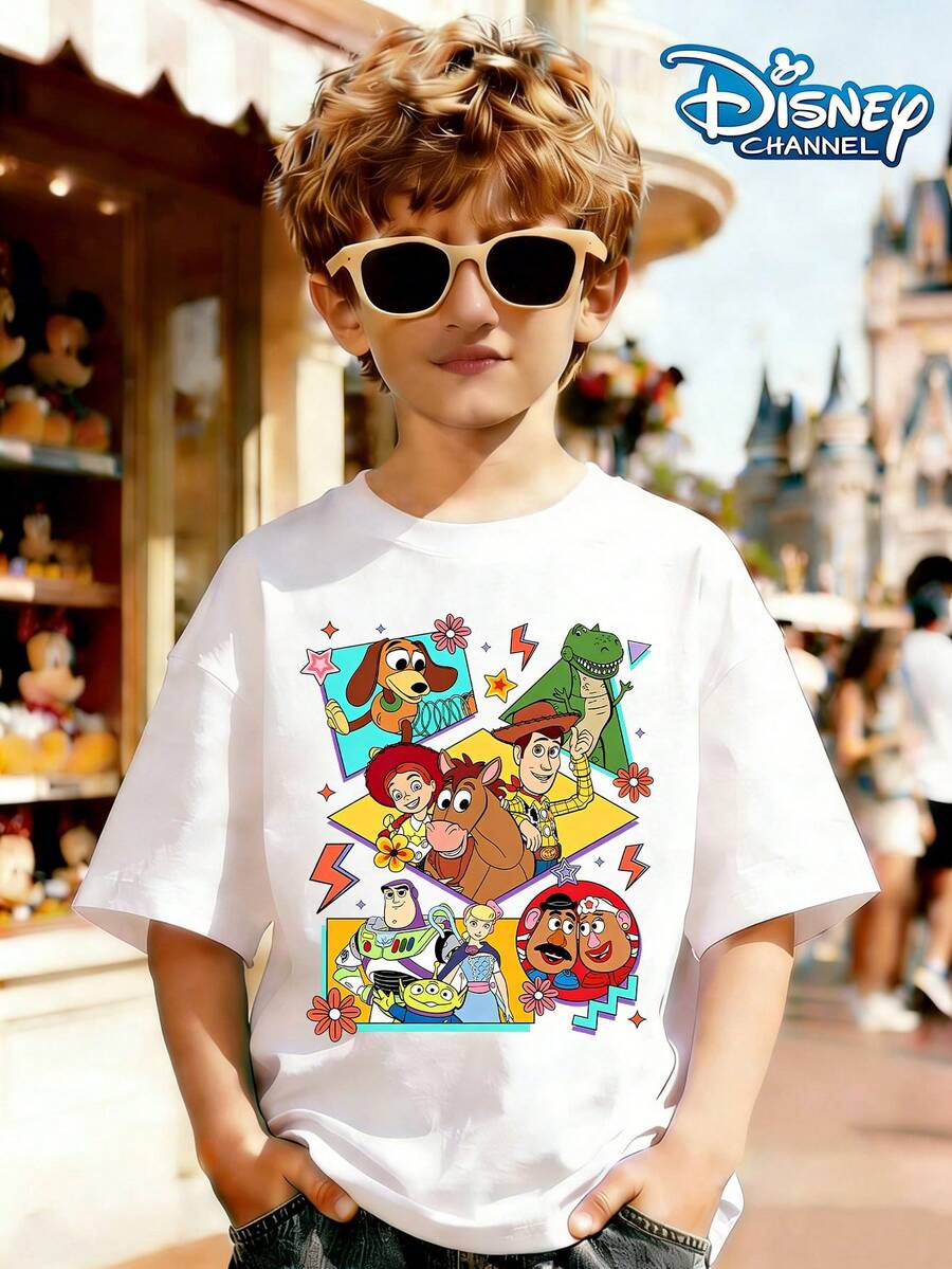 The Entire Cast Of Toy Story From Disney, Including Buzz Lightyear, Woody And Slinky Dog, Etc., Are Gathered Together. The Design Features Contrasting Color Geometric Frames, With Vibrant Colors Print Pattern Summer Tops,Short-Sleeved Casual And Cute Style  Children's Clothing Design, Girl Clothes,Boy Kids Clothes ,Ropa Para Niños,Teen Girls Clothes, Summer Clothes,Boys Summer Outfits,Boys Clothes,Perfect For Cool Girls. Comfortable And Breathable Children's Short-Sleeved T-Shirt. Comfortable And Casual Wear All Year Children's Clothes,Comfortable & Lightweight, Iconic Print For Mix-And-Match Outfits,Suitable For Both Boys And Girls. - 白色 - 查看 1