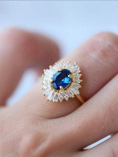 Nhẫn Zirconia cắt hình bầu dục thanh lịch, thiết kế hoa văn sang trọng, tạo điểm nhấn thời trang.