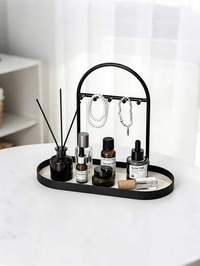 一件式简约奢华多功能桌面展示架（铁艺+皮革），可作钥匙收纳架、梳妆台首饰托盘、珠宝架、化妆品收纳盒，适用于项链、手链、钥匙、耳环、香薰、精油、护肤品、香水、手表、口红、彩妆等，适用于玄关、宿舍、浴室、梳妆台、卧室、书房等场所，兼具实用收纳和装饰功能，是家居装饰、派对、母亲节、情人节、节日礼物的理想之选。