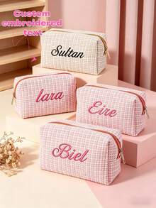 Estojo organizador personalizado com nome/letra bordada, textura refinada em tecido, cor vibrante e moderna. Pode ser usado como nécessaire, estojo de higiene pessoal, estojo para lápis, bolsa para madrinhas, porta-moedas e muito mais. Grande capacidade para armazenar cosméticos, pincéis de maquiagem, artigos de higiene pessoal, material escolar, absorventes higiênicos, etc. Prático e portátil, ideal para escola, dormitório, escritório, casa e viagens a negócios. - Multicolorido - Ver 1