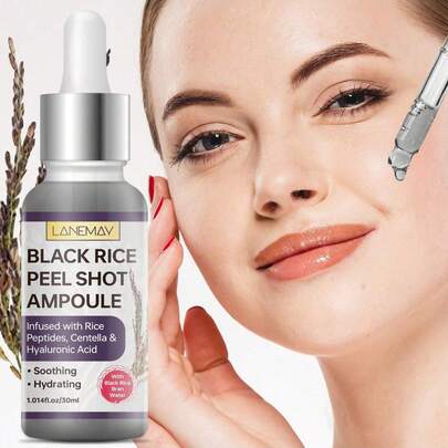 30毫升黑米滋养精华，蕴含米粉、透明质酸和紫草提取物，深层滋润并舒缓干燥或受刺激的肌肤，强化肌肤屏障，令肤色更光滑、更健康。