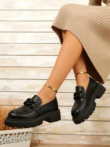Czarne mokasyny na platformie, czarne, metalowe klamry, retro, płaskie, wsuwane, codzienne, vintage'owe, niskie trampki, uniwersalne, do dojazdów do pracy, dla pielęgniarek, stewardes, w stylu studenckim, wsuwane, mule - Czarne - Zobacz 7