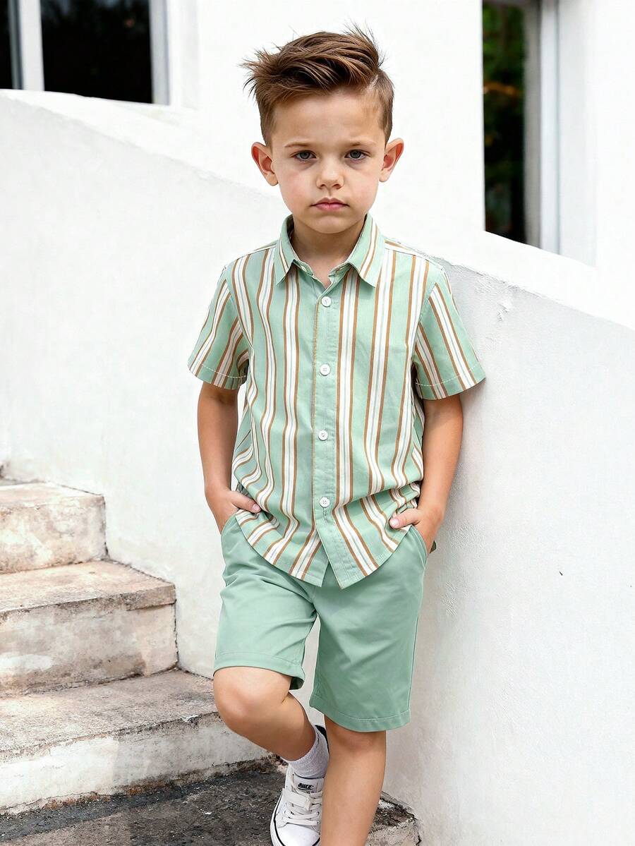 Bộ quần áo mùa hè 2 món cho bé trai, áo sơ mi kẻ sọc thời trang và quần short thường ngày.