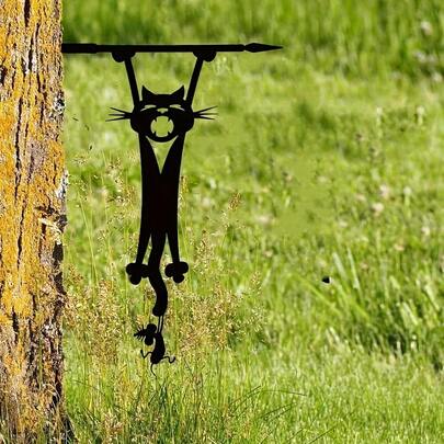 1 chiếc tượng chuột đu bằng sắt trang trí tường, dùng trang trí sân vườn nhà ngoài trời.