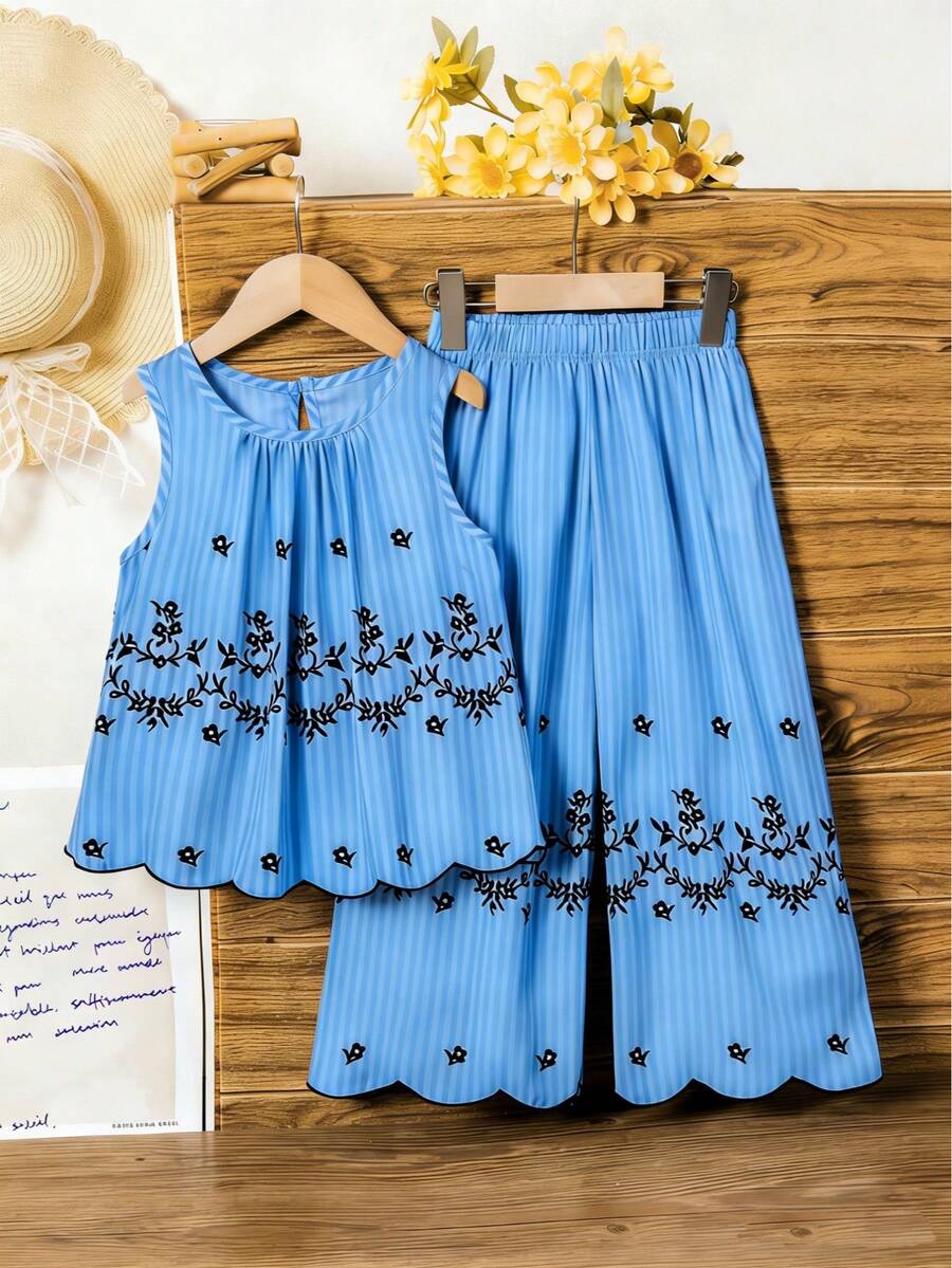 Bộ đồ không tay in họa tiết sọc retro cho bé gái. Họa tiết sọc retro với đường viền thêu tinh tế, áo không tay + quần ống rộng, thoải mái và thời trang, phù hợp cho các hoạt động hàng ngày, kỳ nghỉ, họp mặt gia đình, một lựa chọn tuyệt vời để tạo nên vẻ ngoài thanh lịch cho bé gái mùa xuân/hè.