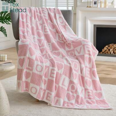 1 chiếc chăn tình yêu, siêu mềm và nhẹ, với chất liệu cao cấp, có nhiều màu sắc để lựa chọn. Đây là lựa chọn lý tưởng để sử dụng như một tấm đệm, khi đi du lịch, cắm trại, hoặc để trang trí phòng ngủ tại nhà. Là một vật dụng gia đình, tạo nên bầu không khí thoải mái. Đây là món quà tuyệt vời nhất cho ngày Valentine.
